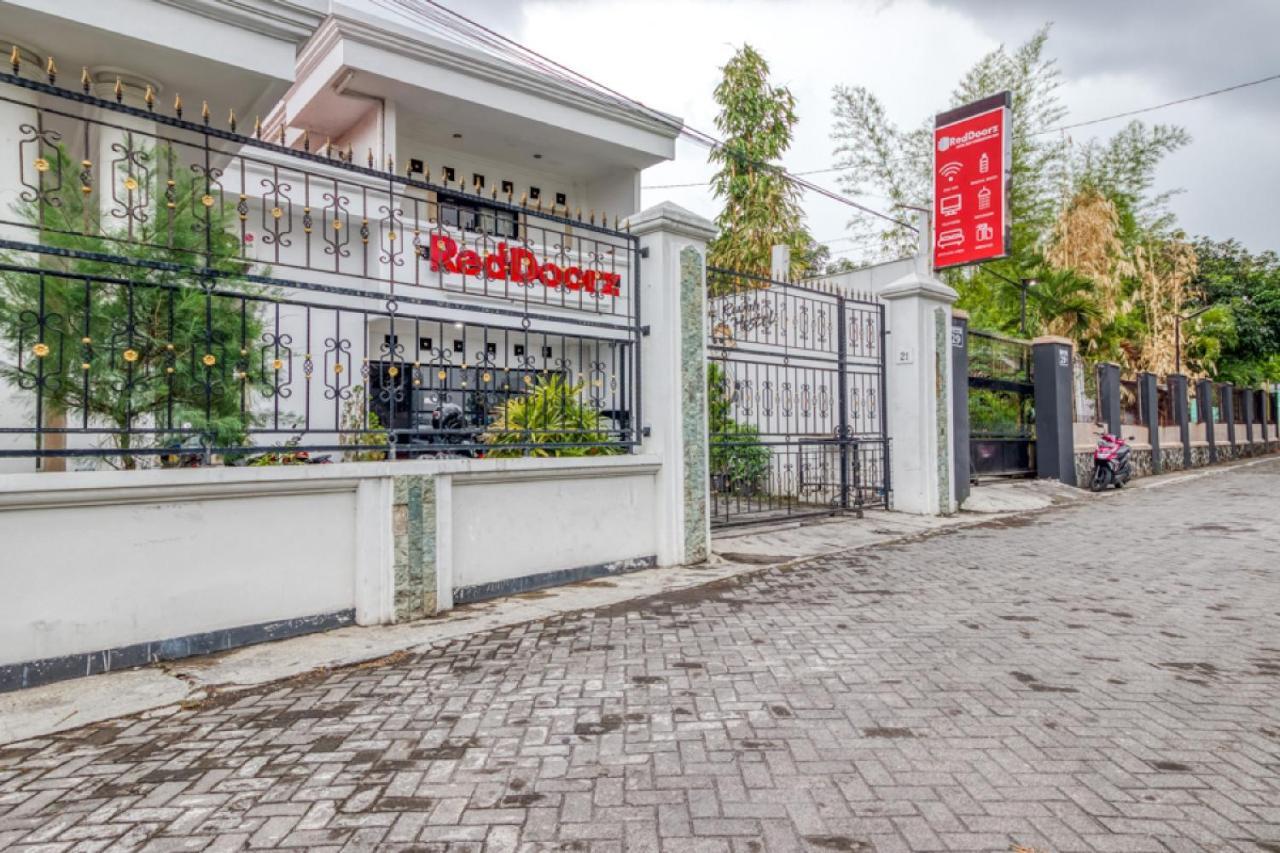 Reddoorz Hostel Near Stadion Mandala Krida Yogya Yogyakarta Exterior photo